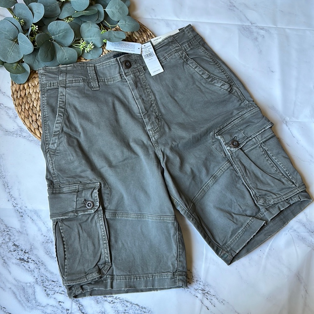 NWT- Men’s American Eagle Khaki Cargo Shorts - Size 31